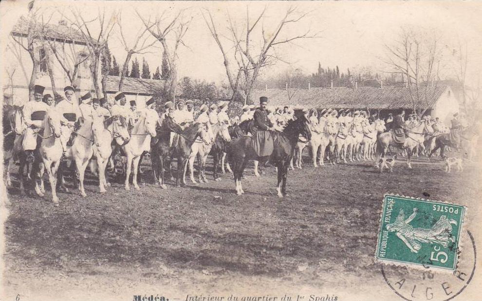 CPA ALGERIE MEDEA INTERIEUR DU QUARTIER DI 1ER SPAHIS