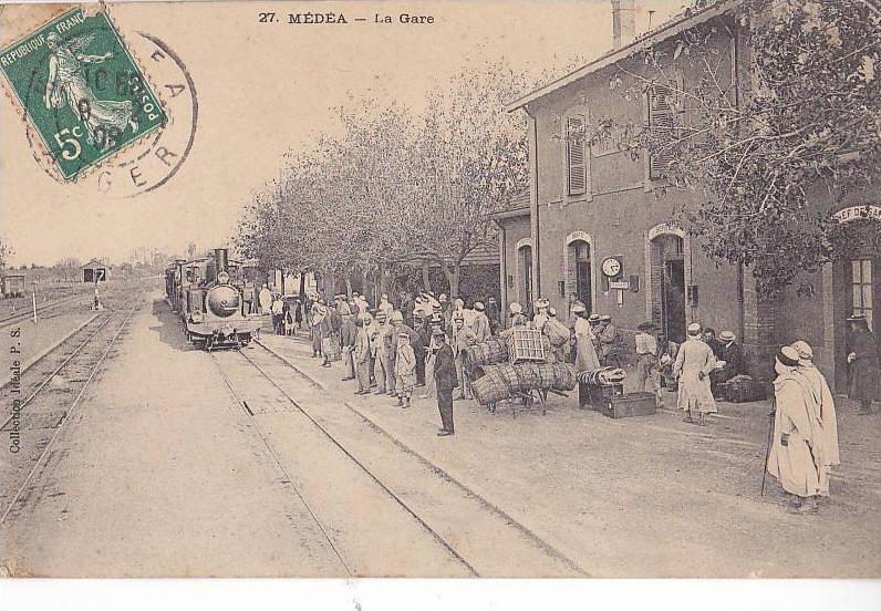 MEDEA / LA GARE / ARRIVEE DU TRAIN / RARE ET TRES JOLIE CARTE