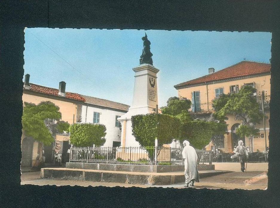 CPSM - Algérie - MEDEA - Monument aux Morts  (animée  Editions JOMONE 17)