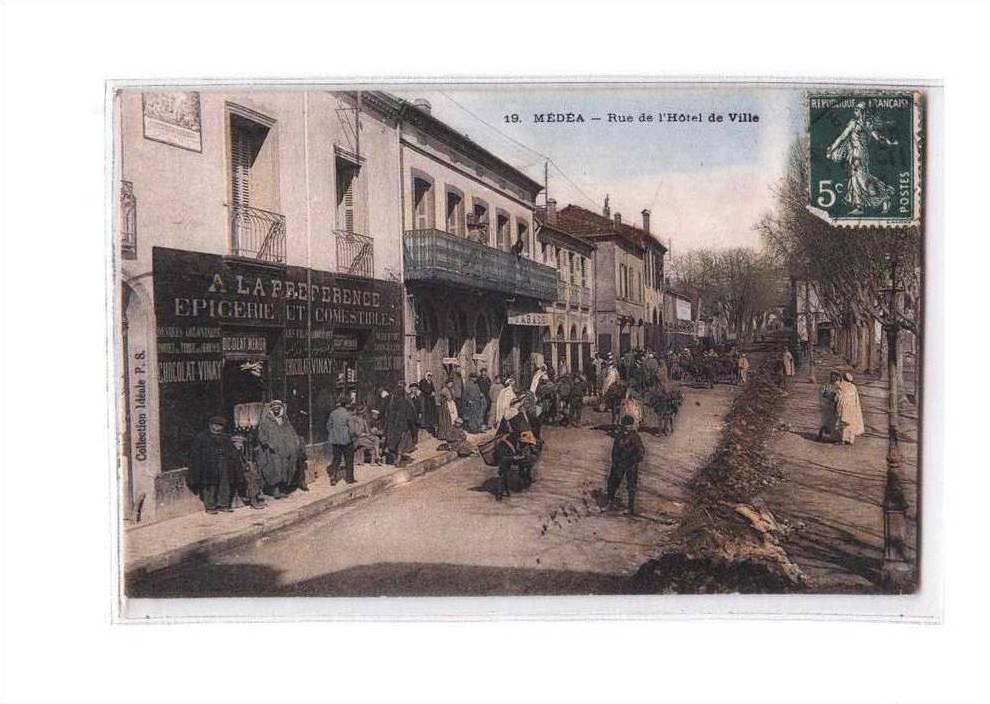 ALGERIE Médéa Rue de l'Hotel de Ville, bien animée, Commerces, Epicerie, colorisée, ed Idéale PS 19, 1907