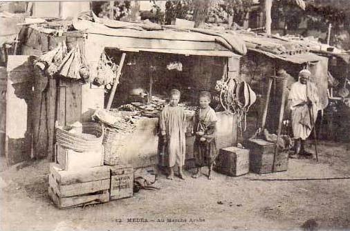 MEDEA - au marche arabe  (19415)