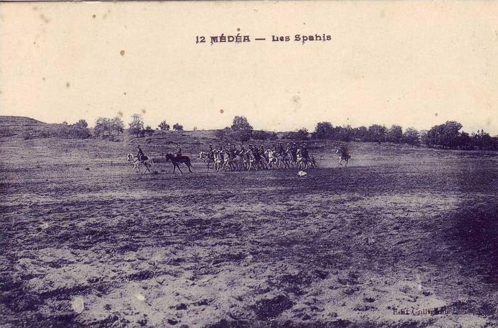 CPA AFRIQUE ALGERIE MEDEA LES SPAHIS TRES ANIMEE