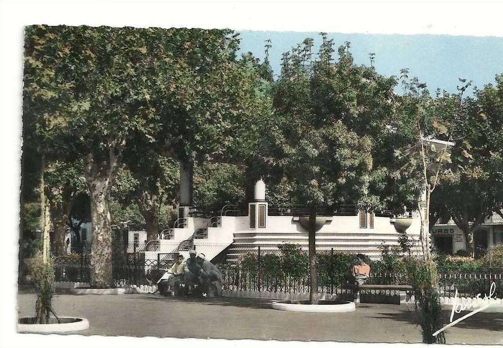 Médéa (Algérie)  La place Edmond Daudet env 1960 (animée).