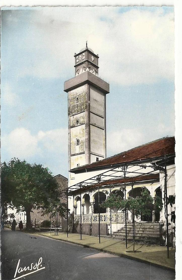 Médéa (Algérie)  La mosquée et la rue limitrophe env 1950 (animée).