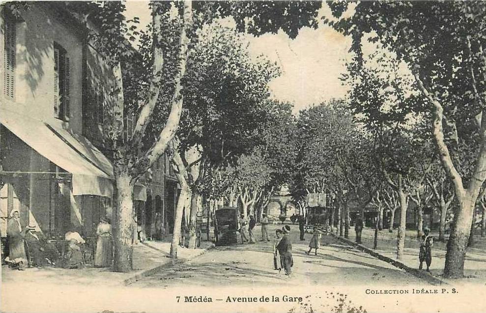 NEW ALGERIE CPA MEDEA *** PERSONNAGES ET CAFE AZOPARDI  AVENUE DE LA GARE *** 1926