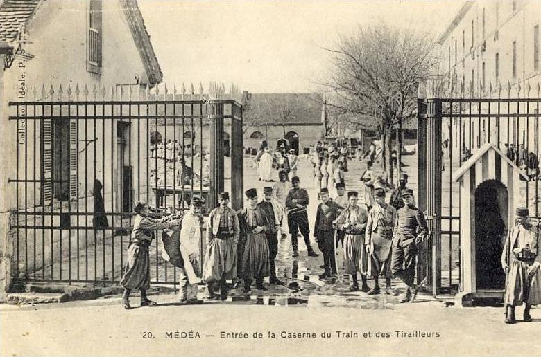 Médéa .  Entrée de la Caserne du Train et des Tirailleurs .  SUPERBE ANIMATION .