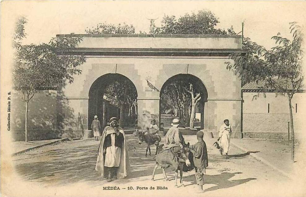 CPA   ALGERIE  Médea  1906   Porte de Bilda  âne  animée  Collection idéale P. S . n° 285
