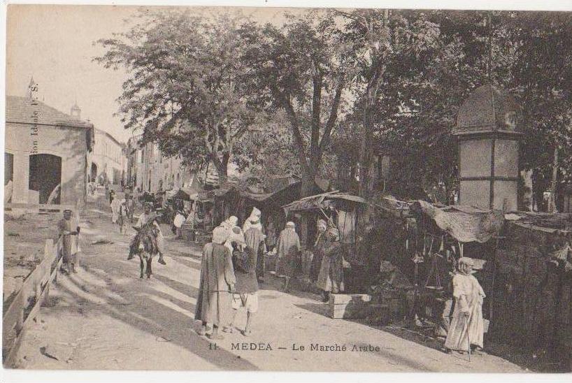 CPA ALGERIE MEDEA Le Marché Arabe Animation