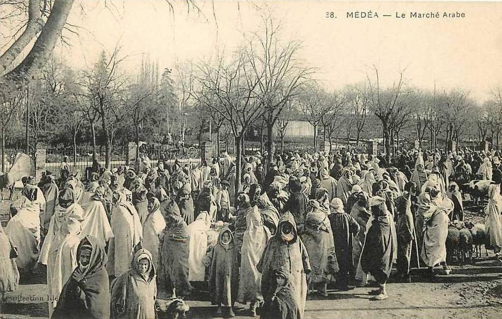 ALGERIE CPA MEDEA *** LE MARCHE ARABE ***
