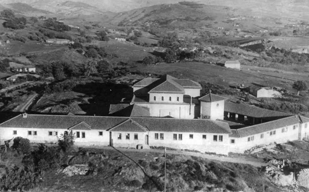 MEDEA...MONASTERE ST-BENOIT...L'EGLISE ET LE MONASTERE DES BENEDICTINES......CPSM  PETIT FORMAT