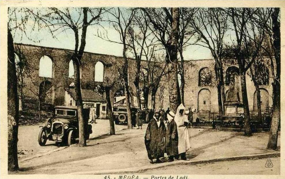 ALGERIE - MEDEA - PORTES DE LODI - AUTOS ANCIENNES
