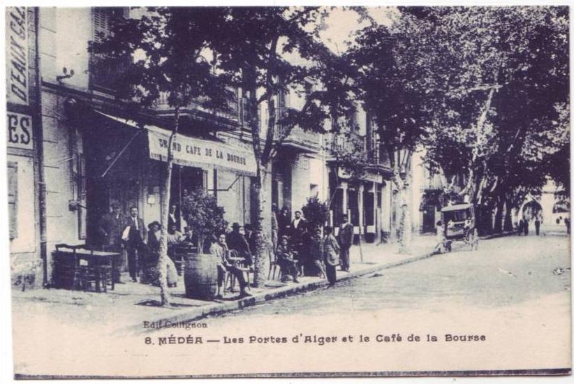 cpa Médéa Les Portes d´Alger et le café de la bourse animée