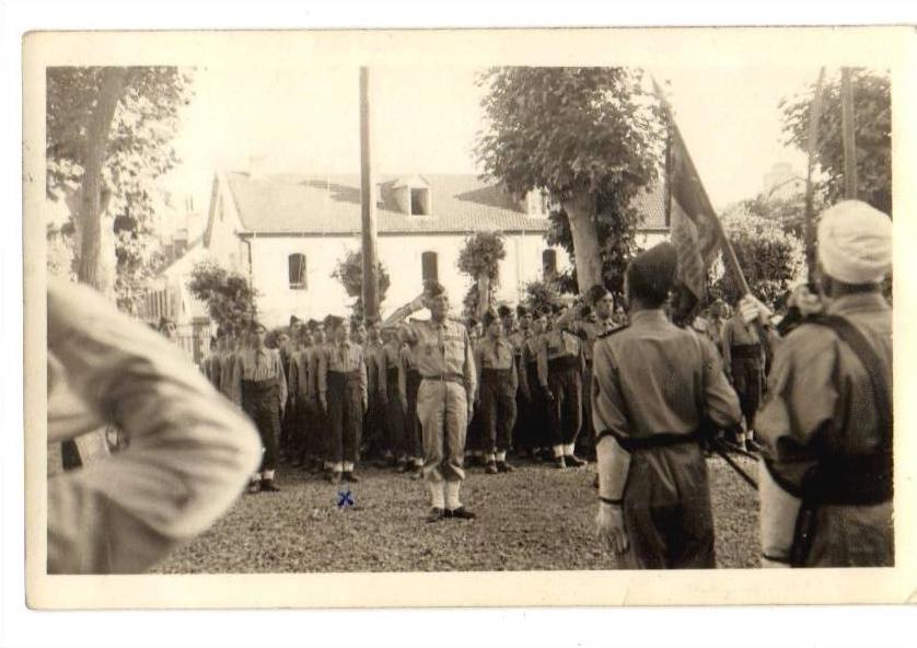 CARTE PHOTO / ALGERIE / MEDEA 16-JUILLET -1948 / RETRAIT DU COMMANDANT DUMONT / LE SALUT A L' ETENDART