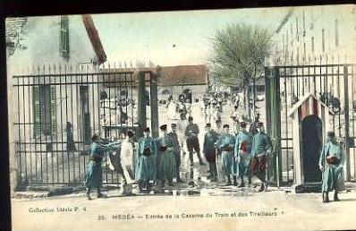ALGERIE.MEDEA. ENTREE DE LA CASERNE DU TRAIN ET DES TIRAILLEURS. MILITARIA