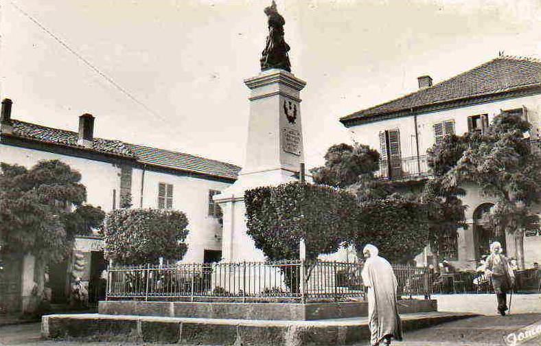 AFRIQUE. ALGERIE. MEDEA. Vue sur Le Monument aux Morts. Carte Dentelée.