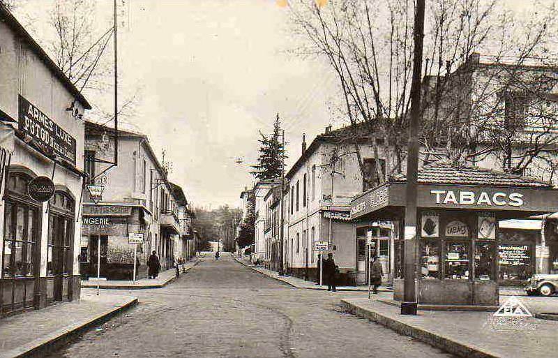 AFRIQUE. ALGERIE. MEDEA. Vue sur Le Magasin d'Armes et Le Kiosque à Tabacs, Rue du Nador. Carte Dentelée.