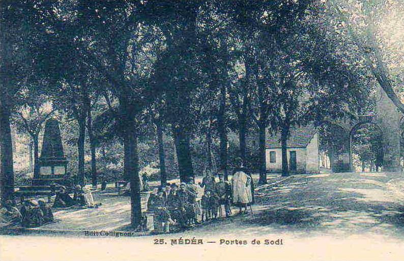 AFRIQUE. ALGERIE. MEDEA. Vue sur Le Monument aux Morts et La Porte de Sodi.