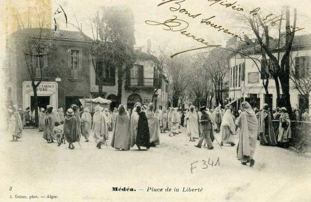 CPA MEDEA PLACE DE LA LIBERTE AVEC BOUTIQUE TRES ANIMEE VOIR SCANER