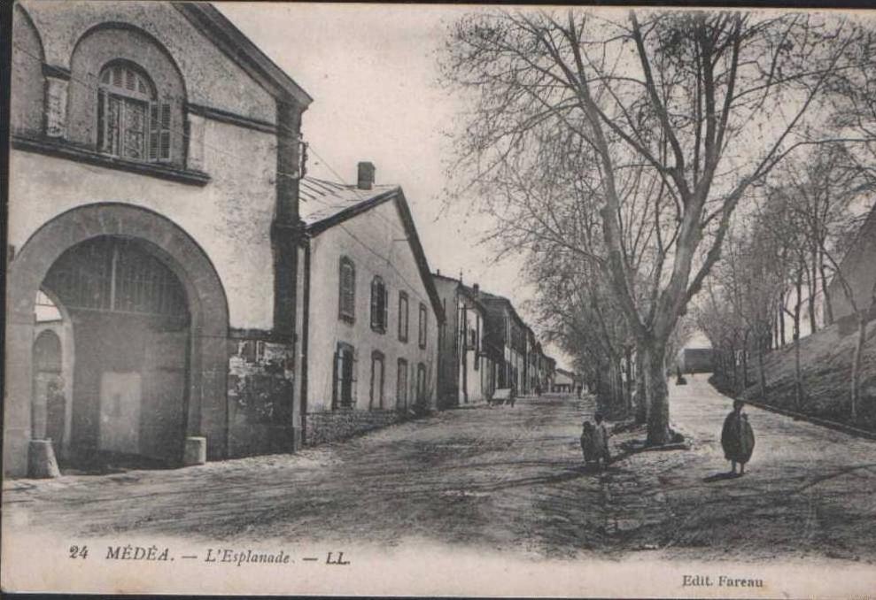 CPA Algérie 24 MEDEA L´ESPLANADE LL LOUIS LEVY EDIT FAREAU LEVY FILS PARIS NON écrite NORD AFRIQUE ALGERIA