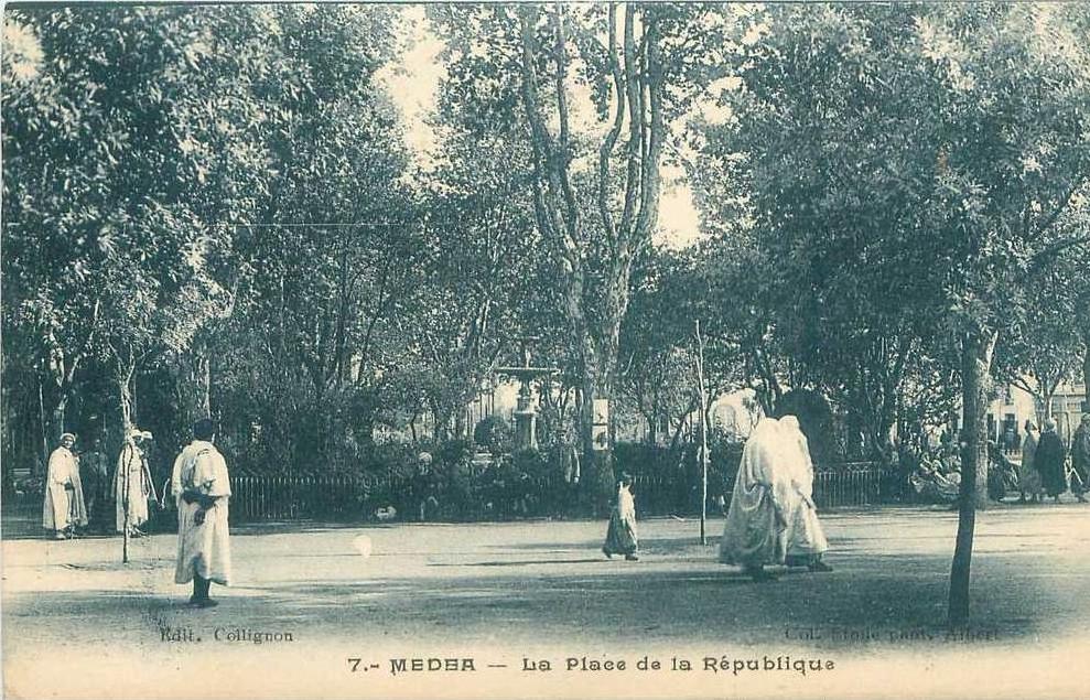 CPA  Medea La Place de la République  (animée)   B393