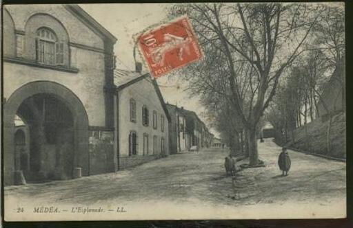 ALGERIE MEDEA /   L'esplanade