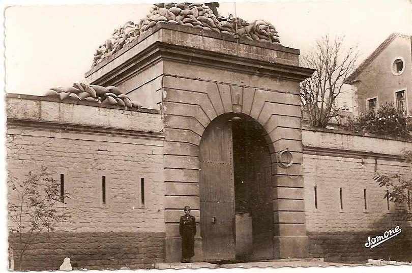 cpsm  bon etat       algérie   médéa  ,  le quartier camou ,  militaire entrée caserne