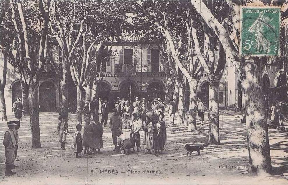 Médéa.- (Algérie)  Place d'Armes  - (belle animation)