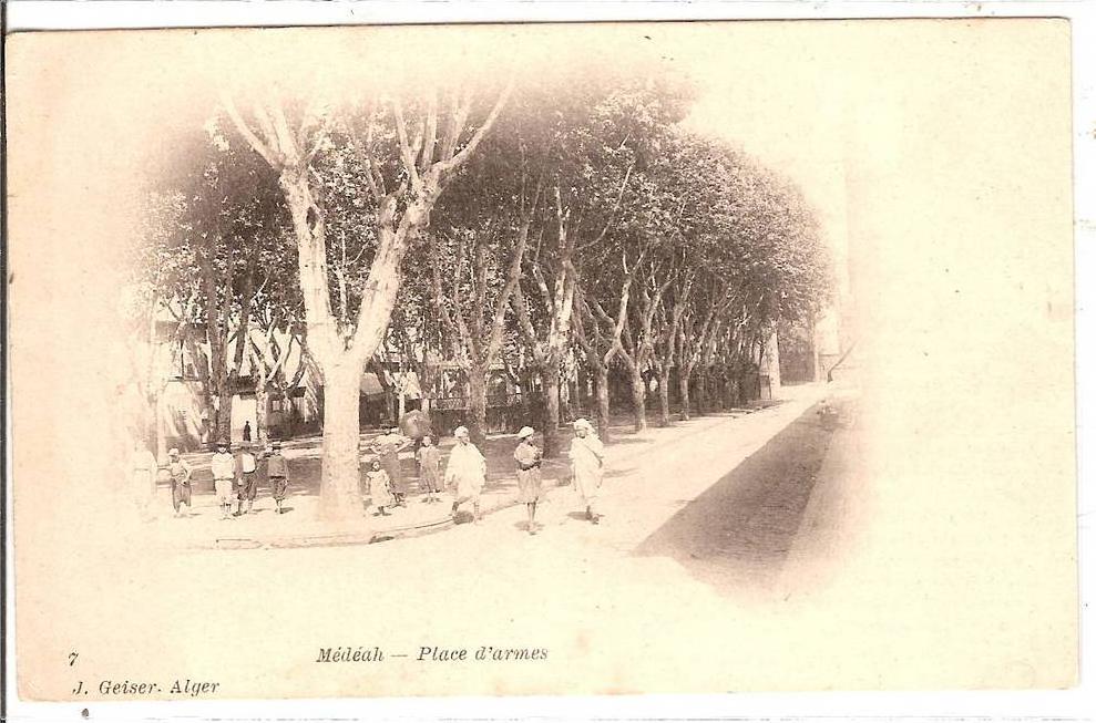 CPA  Algérie Médéah place d'armes animée (geiser)