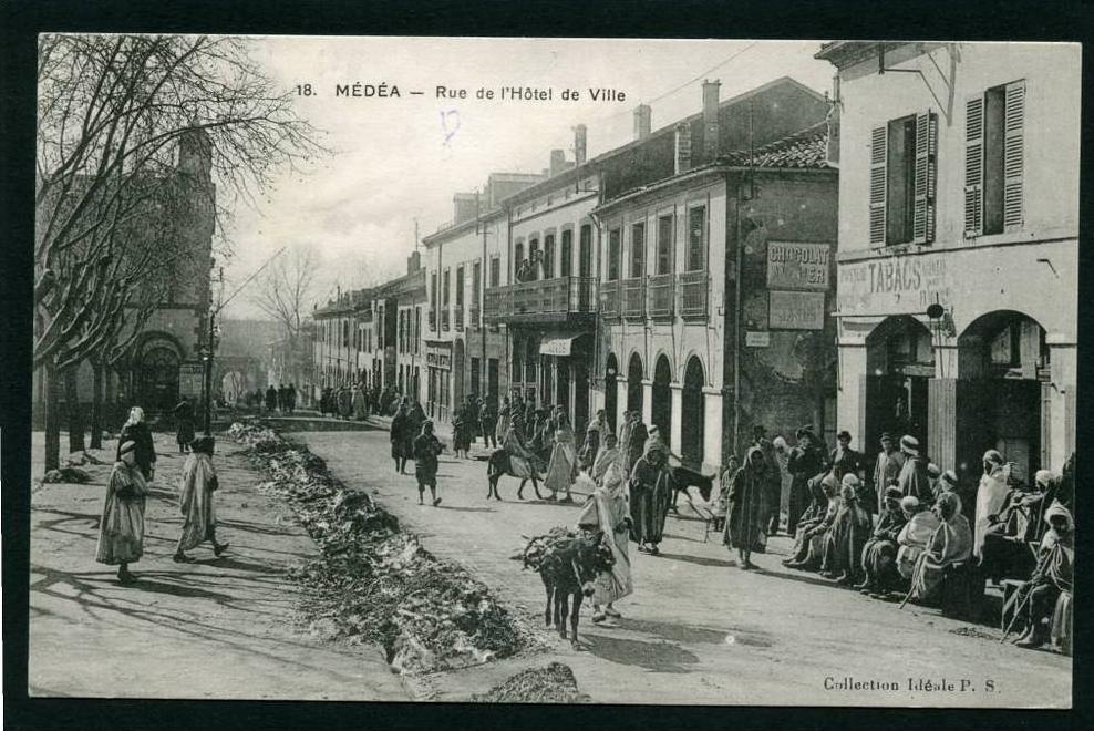 =*= Algérie Médéa rue de l´Hôtel de Ville - cette superbe carte d´époque n´a pas circulé - trés animée =*=