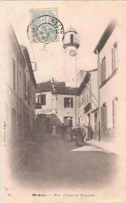 cpa d´Algérie - Médéa - rue Thiers et mosquée
