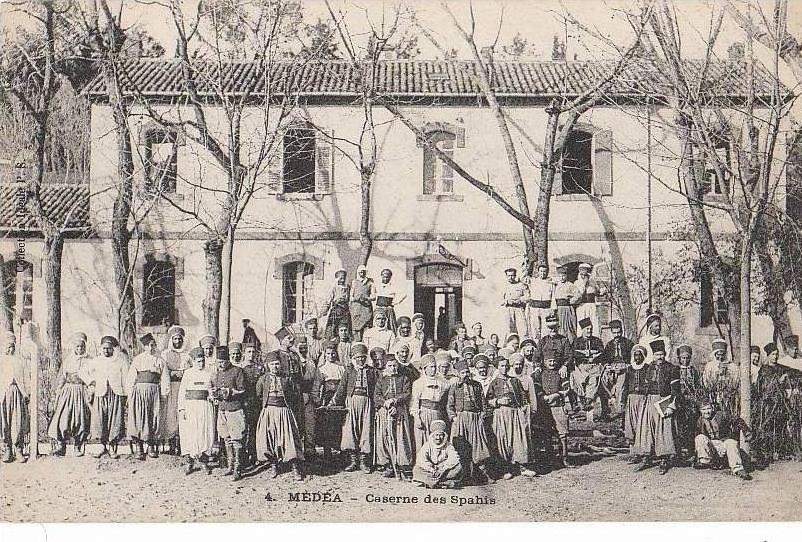 CPA ALGERIE ALGER MEDEA Caserne des Spahis Animation