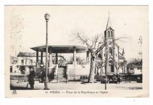 ALGERIE / MEDEA / PLACE DE LA REPUBLIQUE ET L'EGLISE ( animation devant kiosque à musique ! ) / CACHET MILITAIRE ZOUAVES