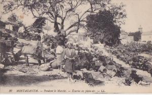 MOSTAGANEM  PENDANT LE MARCHE  ECURIES EN PLEIN AIR