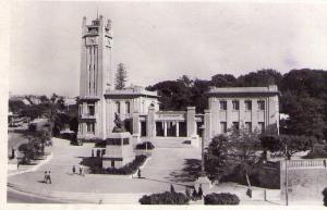 MOSTAGANEM - La mairie et le monument aux morts