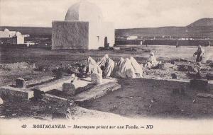 n - Cpa MOSTAGANEM - Mauresques priant sur une Tombe