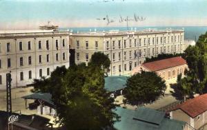 Afrique Algérie, Mostaganem, Les Casernes, voyagée sous enveloppe, petites traces de pliure coin droit en bas.