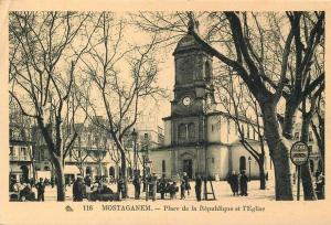 ALGERIA - MOSTAGANEM - PLACE DE LA REPUBLIQUE ET L´EGLISE - PEOPLE, LADDER - VINTAGE ORIGINAL POSTCARD