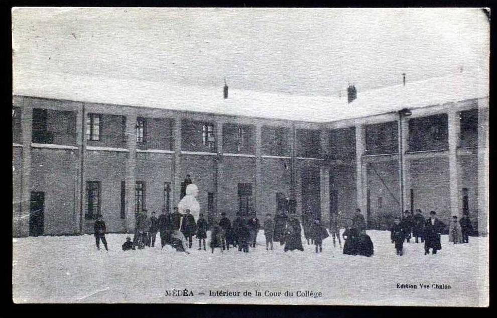 Medéa - Intérieur de la Cour du Collège - Bonhomme de Neige - Carte écrite en 1928 - En Parfait état -