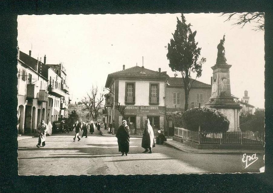 CPSM - Algérie - Médéa - Monument aux Morts et Rue Gambetta ( animée Editions Photo Africaine 24 format CPA)