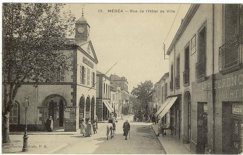 ALGERIE -MEDEA - Rue de L'Hôtel de Ville.