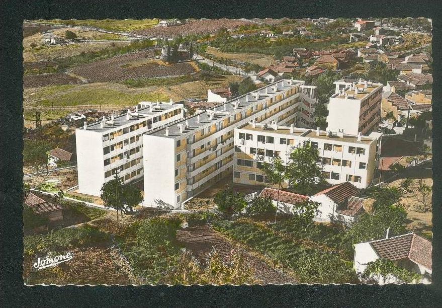 CPSM - Algérie - Médéa - Les nouveaux H.L.M. sur la Route de Lodi (immeuble cité HLM vue aérienne JOMONE 301 format CPA)