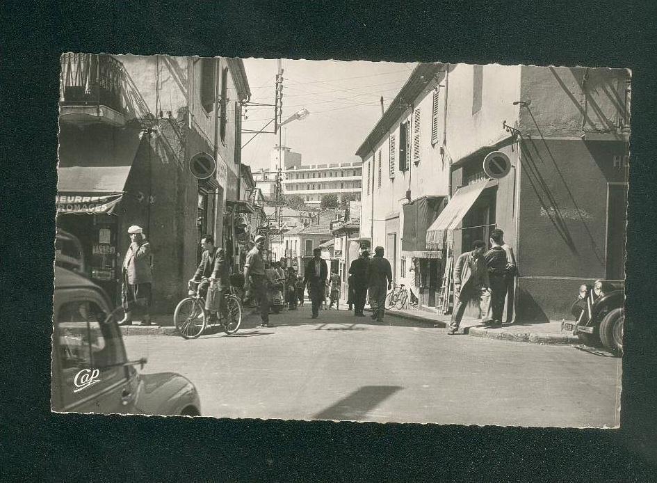CPSM - Algerie - Médéa - Rue Urbain Grandier ( animée commerce automobile CAP 1529 format CPA)