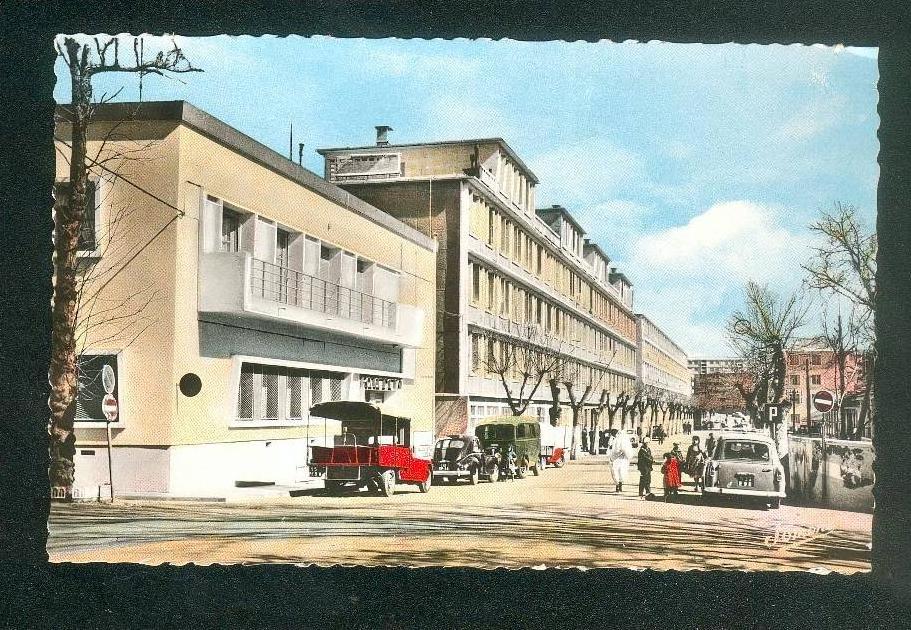 CPSM - Algérie - Médéa - Police d´ Etat et  H.L.M. (  HLM animée automobile Peugeot JOMONE 33H format CPA)