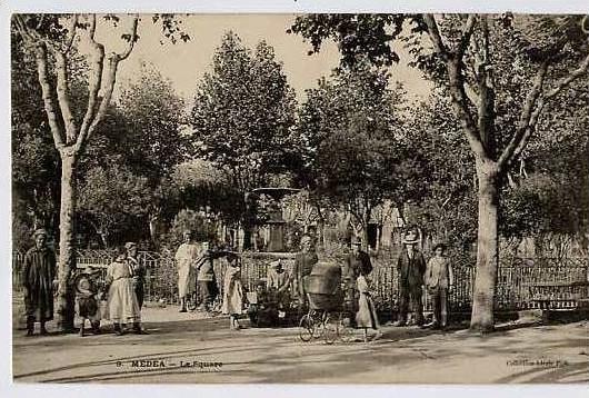 cpa MEDEA le square n°9 - TRES BELLE CARTE ANIMEE homme femme enfant landau A VOIR collec ideale PS