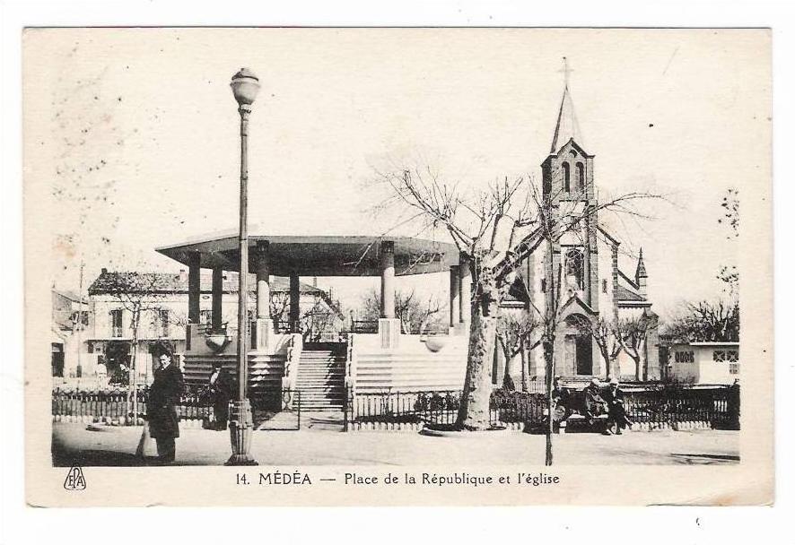ALGERIE / MEDEA / PLACE DE LA REPUBLIQUE ET L'EGLISE ( animation devant kiosque à musique ! ) / CACHET MILITAIRE ZOUAVES