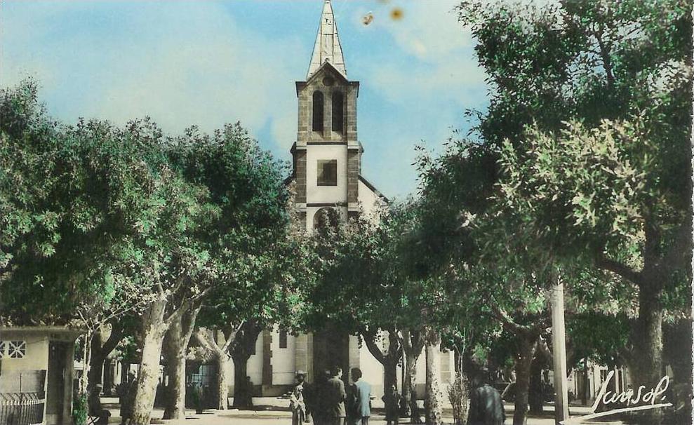 MEDEA L'église  ALGERIE trou punaise et trace rouille haut et centre de la carte