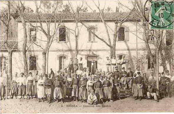 ALGERIE -ref no 269- medea - caserne des saphis - theme militaires   - bon etat