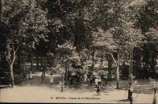 Carte postale ancienne de MEDEA  Place de la République.
