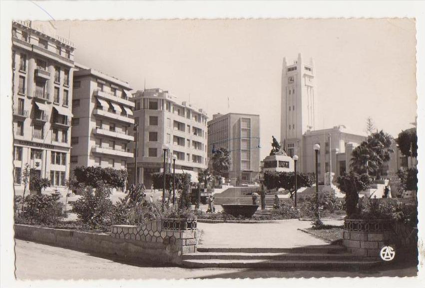 MOSTAGANEM-Le Carrefour de l'Hôtel de Ville animé