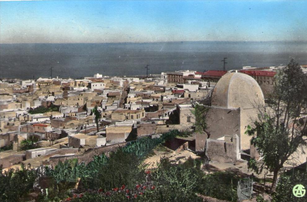 CPA ALGERIE, MOSTAGANEM, Le Marabout Sidi-Abdelkader, Vue Générale de Tidgditt, en 1957